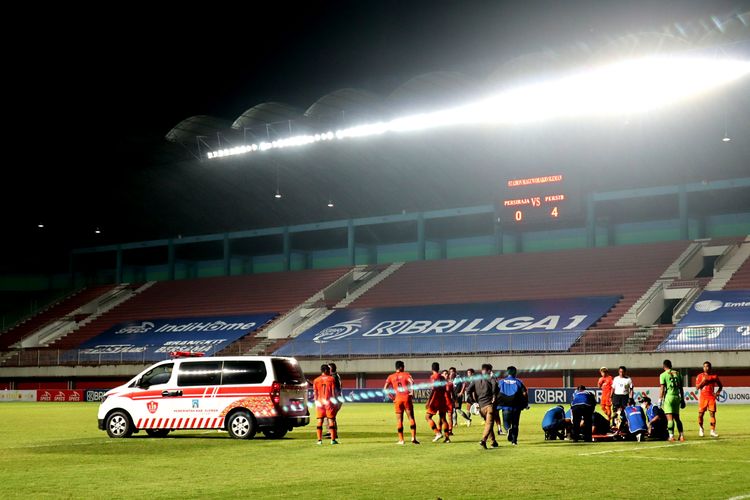 Pemain Persiraja Banda Aceh, Ramadhan, harus dilarikan ke rumah sakit saat dia tampil dalam pertandingan Liga 1 melawan Persib Bandung di Stadion Maguwoharjo, Sleman, Rabu (24/11/2021). 