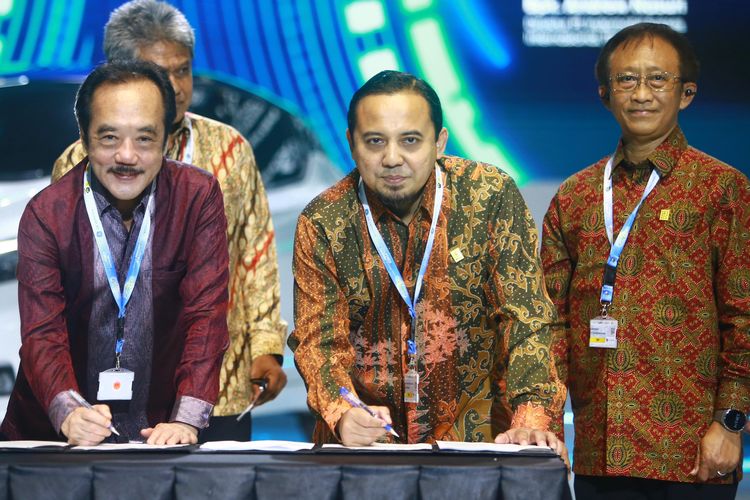 Dirut PLN Icon Plus Ari Rahmat Indra Cahyadi bersama Dirut Indomobil Group Jusak Kertowidjojo disaksikan oleh Direktur Distribusi PLN Adi Priyanto menandatangani Memorandum of Understanding terkait kolaborasi pengembangan ekosistem kendaraan listrik pada pameran ICON NEXT di gelaran Electricity Connect 2024, Rabu (20/11/2024).