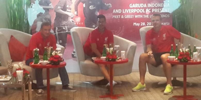 Tiga legenda Liverpool (dari kiri ke kanan), Phil Thompson, Luis Garcia, dan Dietmar Hamann, hadir dalam acara meet and greet di Hotel Pullman, Jakarta, Rabu (28/5/2014).