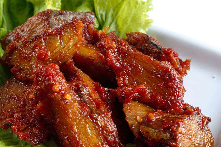 Resep ikan tongkol balado dengan campuran cabai merah, bawang merah, jahe, dan jeruk nipis