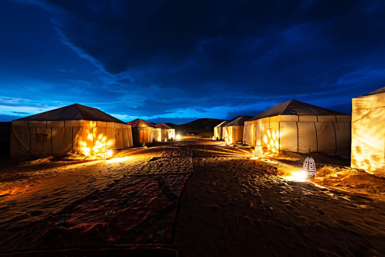 Suasana kemah malam hari di Merzouga, gerbang masuk menuju Gurun Sahari di Maroko, Afrika bagian utara.
