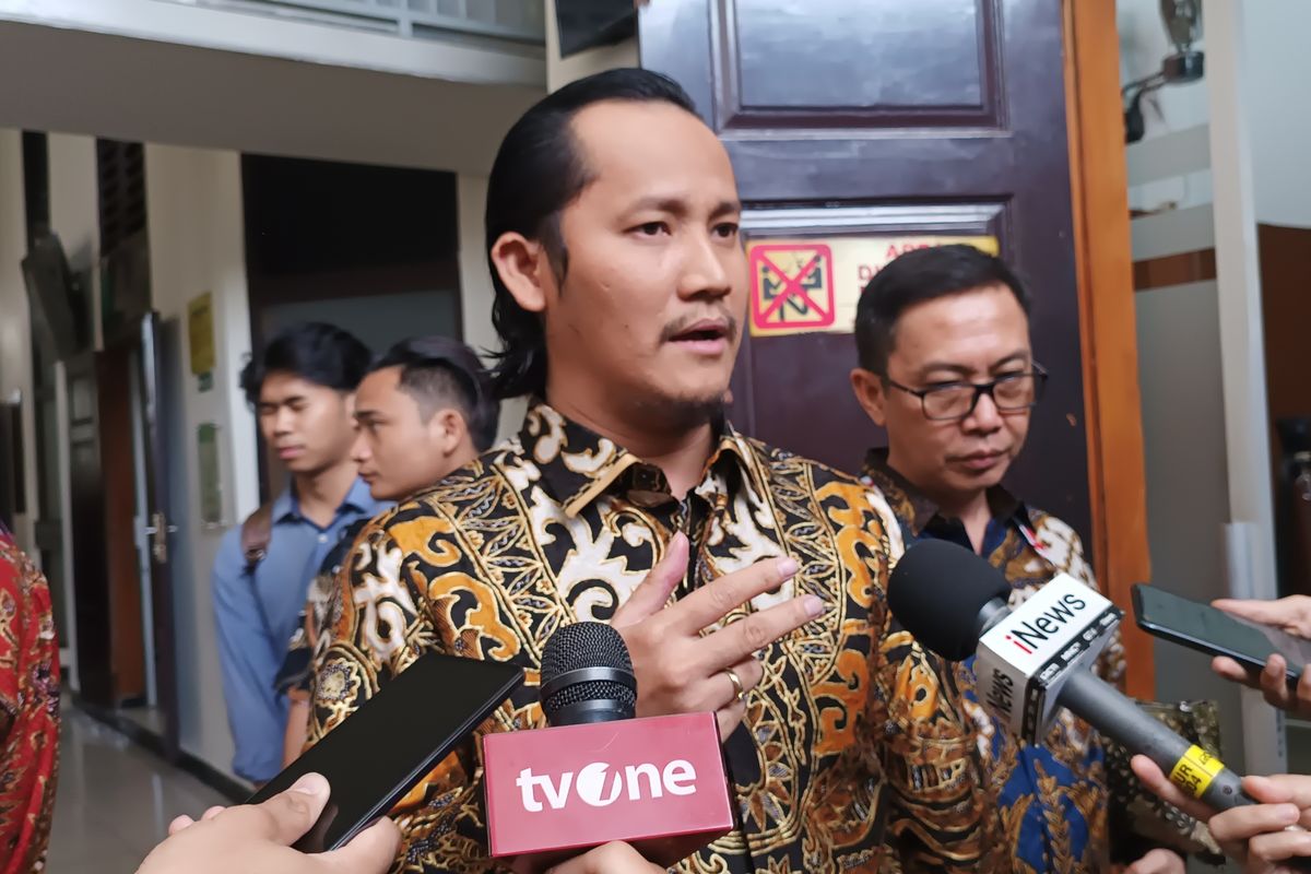 Finsensius Mendrofa, salah satu tim penasihat hukum Aiman Witjaksono saat ditemui wartawan di Pengadilan Negeri Jakarta Selatan, Kamis (22/2/2024)