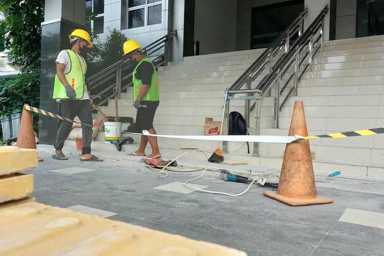 Usai Viral Stiker Jalur Tunanetra, Guiding Block di Kantor Terpadu Pontianak Mulai Digarap
