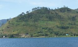 Kembangkan Potensi Pariwisata Danau Toba, MIND ID Hadirkan Fasilitas Tenda Payung