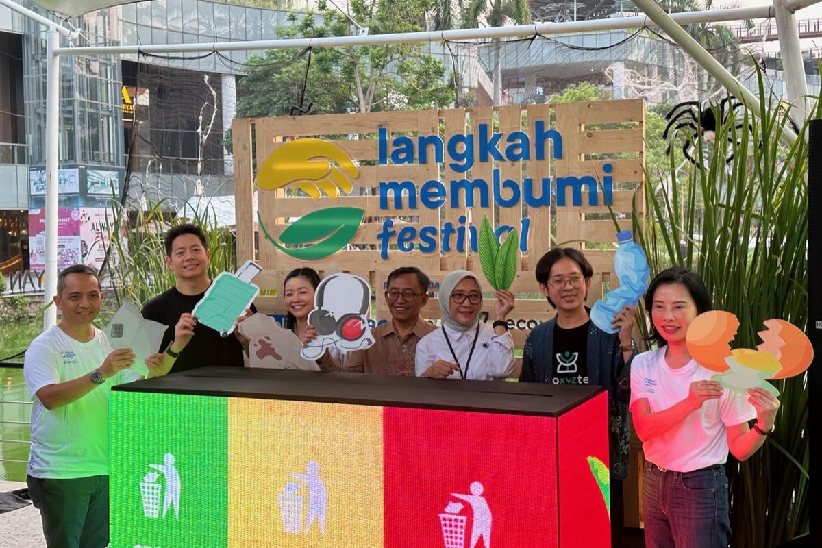 Acara seremoni Langkah Membumi Festival di Senayan Parks, Jakarta pada Selasa (29/10/2024). Langkah Membumi Festival akan kembali digelar di Senayan Park (SPARK) Jakarta pada 2-3 November 2024 mendatang.