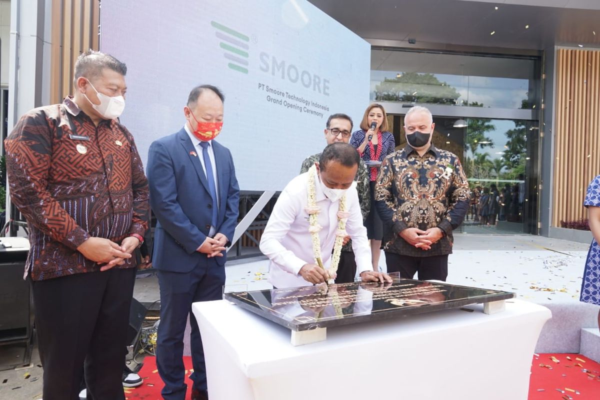 Menteri Investasi/Kepala Badan Koordinasi Penanaman Modal (BKPM), Bahlil Lahadalia saat meresmikan pabrik rokok elektrik di Desa Banjararum, Kecamatan Singosari, Kabupaten Malang, Kamis (30/6/2022).