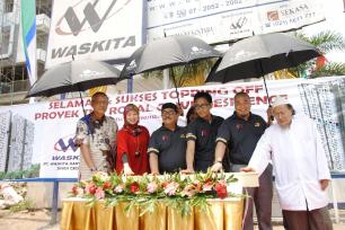 Direktur Utama AD Realty, Ahmadin Ahmad (ketiga dari kiri) Wakil Direktur Utama AD Realty, Nashran AA (dua dari kanan), Direktur Operasi II PT Waskita Karya (Persero) Tbk., Adi Wibowo (paling Kiri) saat proses penutupan atap The Royal Olive Residence dan kondotel Horison Ultima, Sabtu (1/11/2014). Perkembangan bisnis begitu pesat secara otomatis menimbulkan pasar hunian baru di selatan Jakarta, baik itu hotel maupun residensial. 