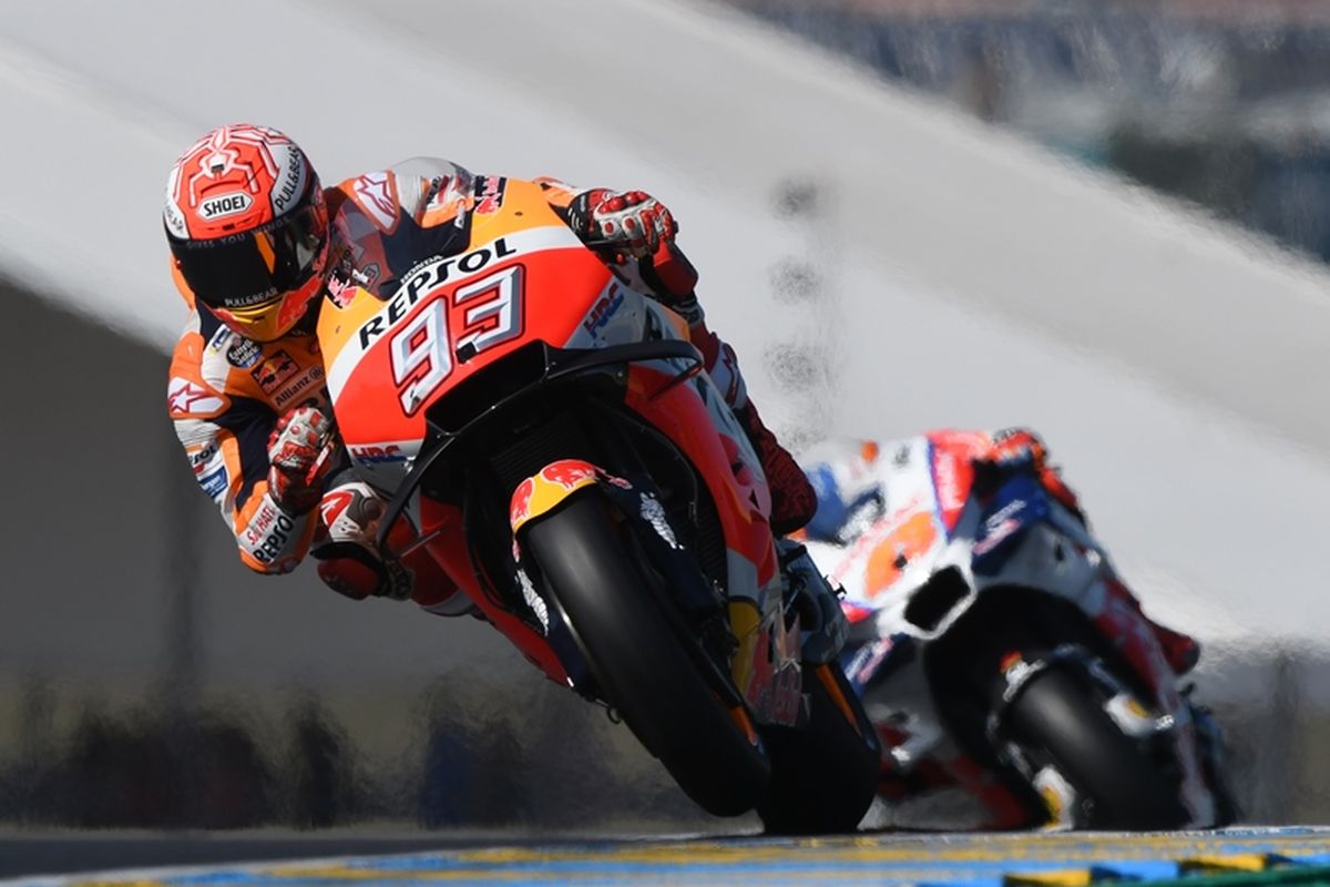 Pebalap Repsol Honda, Marc Marquez, beraksi saat latihan bebas MotoGP Perancis di Sirkuit Le Mans, Perancis, Jumat (18/5/2018).