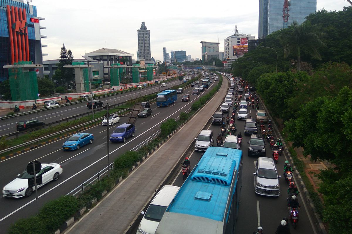 Situasi jalan MT Haryono Jakarta Timur yang kerap macetnimbas LRT, Jumat (5/1/2018)