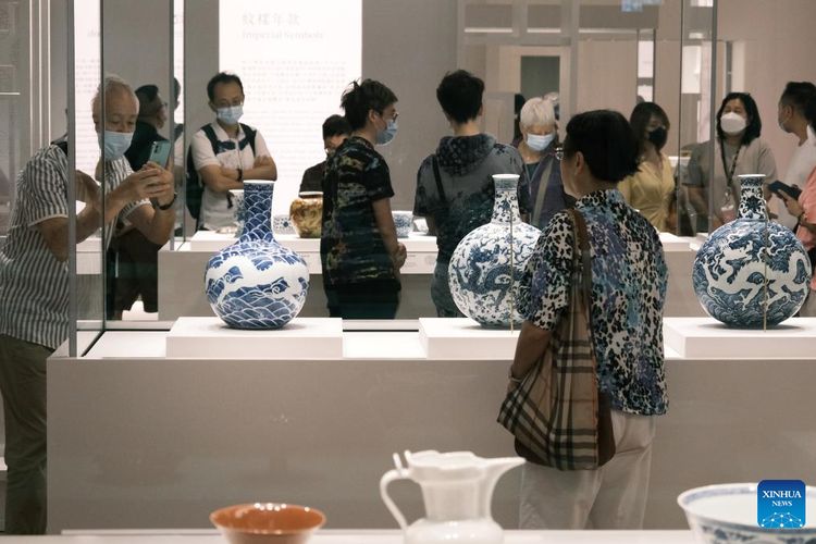 Para pengunjung datang ke pembukaan Museum Istana Hong Kong di Distrik Budaya Kowloon Barat, Minggu (03/07/2022).