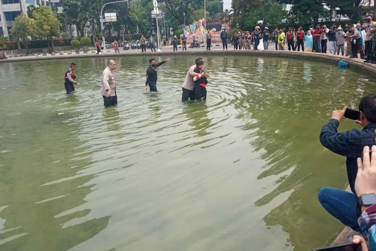 Pria berhasil diamankan polisi karena nekat menyebur kolam Patung Arjuna Wijaya pada Senin (11/4/2022).