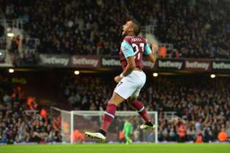 Gelandang West Ham United, Dimitri Payet, merayakan golnya ke gawang Newcastle United pada lanjutan Premier League di Stadion Boleyn Ground, 14 September 2016.