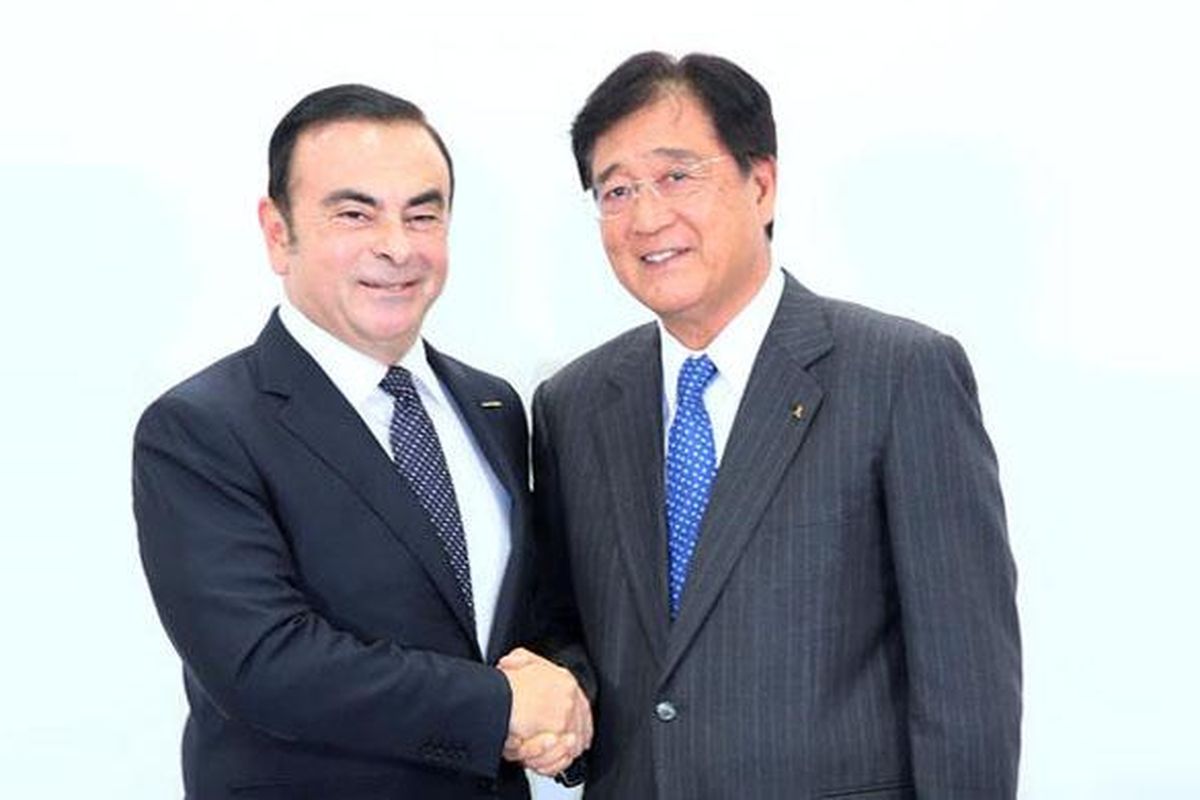 CEO Nissan Charlos Ghosn (kiri) dan Presiden Mitsubishi Motors Osamu Masuko (kanan) saat konferensi pers 20 Oktober 2016.