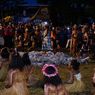 Mengenal Apen Bayeren, Tradisi Injak Batu Panas di Biak Numfor