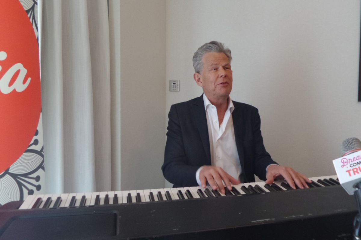 David Foster ditemui di Marina Bay Sands, Singapura, Rabu (13/12/2017). Ia membimbing musisi asal Asia Tenggara untuk program Dreams Come True yang diinisiasi oleh AirAsia bekerja sama dengan platform musik digital Spotify.