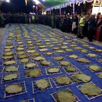 Nasi ancakan berjejer rapi di halaman Pendopo Pangeran Wijil V,  di Kelurahan Kadilangu,  Kabupaten Demak,  Jateng,  sebelum diperebutkan oleh warga yang sudah menantinya,  Selasa (21/8/2018) malam