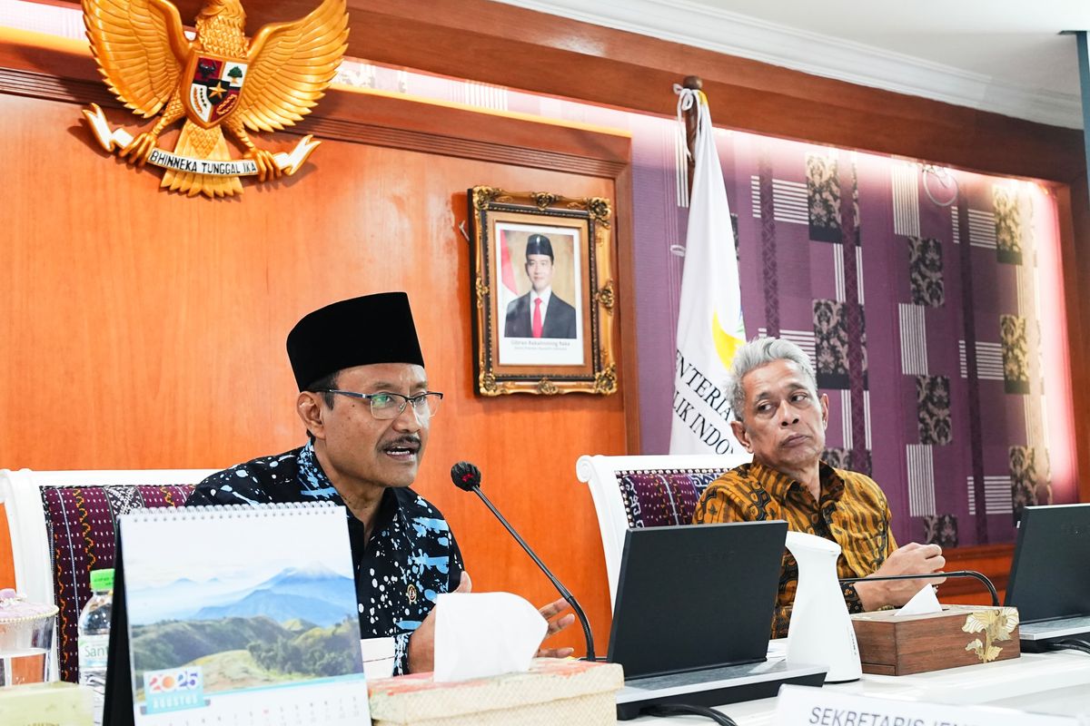 Menteri Sosial (Mensos) Saifullah Yusuf (Gus Ipul) bersama Wakil Mensos (Wamensos) Agus Jabo Priyono saat Rapat Koordinasi dengan Himbara di kantor Kemensos, Jakarta, Selasa (12/8/2025).