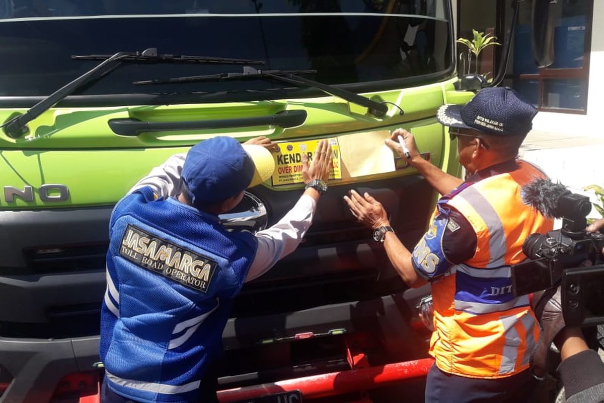 Aktivitas pengecekan kendaraan logistik di Tol Purbaluenyi KM 120 Ruas Cipularang. Pengecekan ini dalam rangka operasi over dimension over load (ODOL) yang dilakukan oleh PT Jasamarga Cabang Purbaleunyi,  Dinas Perhubungan Provinsi Jabar, Dinas Perhubungan Kabupaten Bandung Barat, Balai Pengelola Transportasi Darat Kementerian Perhubungan, dan Satlantas Polres Purwakarta, Kamis (12/9/2019).