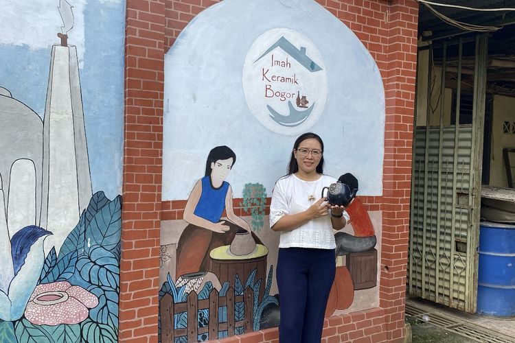 Sisi, owner Imah Keramik Bogor