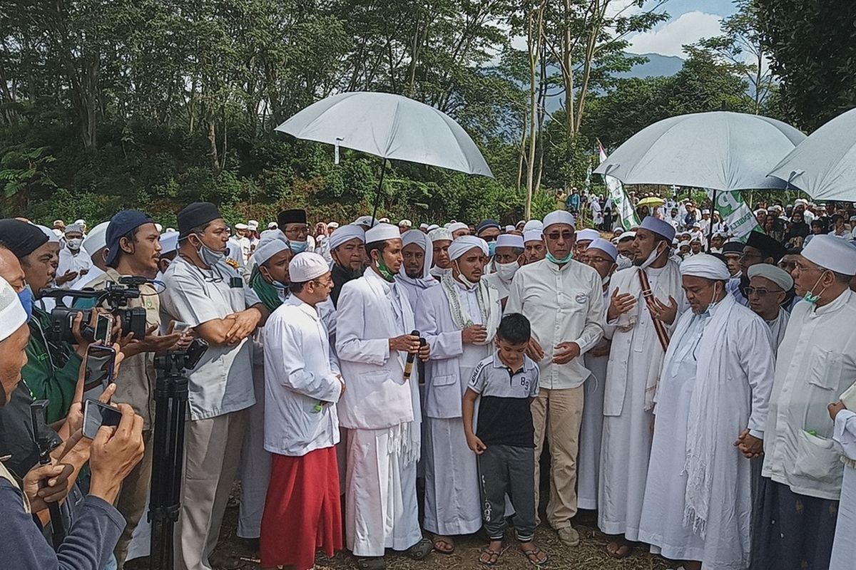 Kawasan Puncak Bogor Jawa Barat dipadati jemaah simpatisan dari Front Pembela Islam (FPI) dalam menyambut kedatangan Rizieq Syihab pada Jumat (13/11/2020).