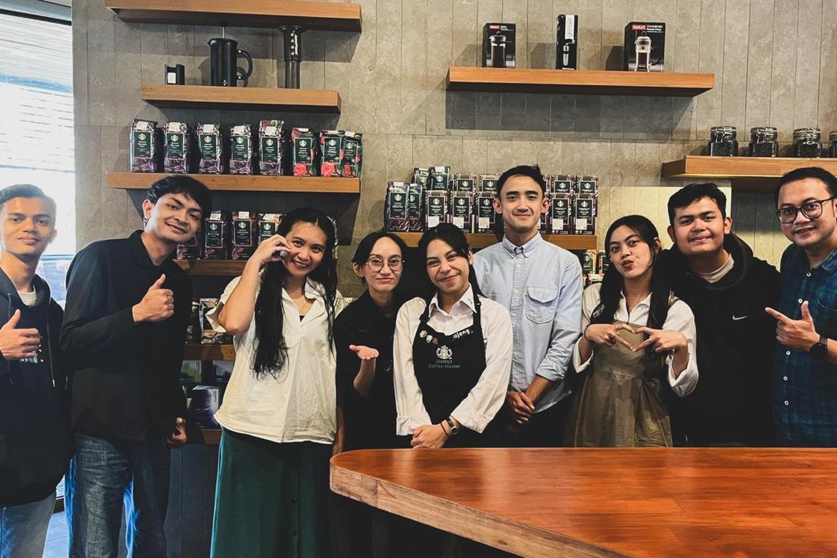 Santi Octaviani memulai perjalanan kariernya dari balik bar kopi. Kini ia memimpin operasional Starbucks di sejumlah kota sambil terus menanamkan empati dalam kepemimpinan. 