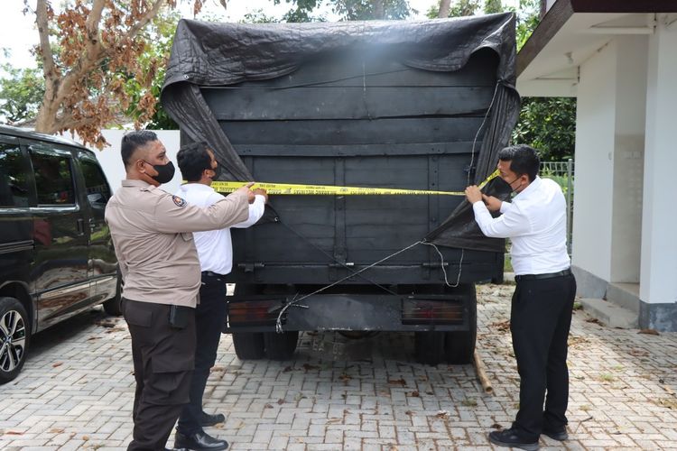 truk yang diduga melakukan penimbunan bbm solar, diamankan di Polres Lombok Barat