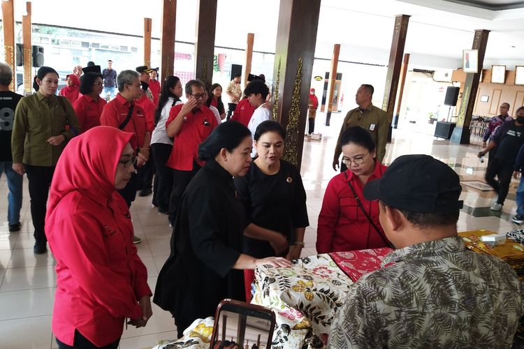 PILIH BATIK,--Ketua DPP PDIP, Puan Maharani didampingi Istri Bupati Wonogiri, Verawati memilih batik khas Wonogiri di Pendopo Kantor Bupati Wonogiri, Minggu (4/9/2023)