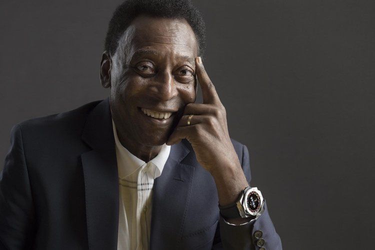 Pele memakai arloji buatan Hublot