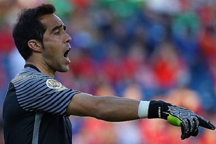 Penjaga gawang Cile, Claudio Bravo, tampil pada laga Copa America Centenario kontra Bolivia, di Gillette Stadium, Foxborough, Amerika Serikat, pada 10 Juni 2016.