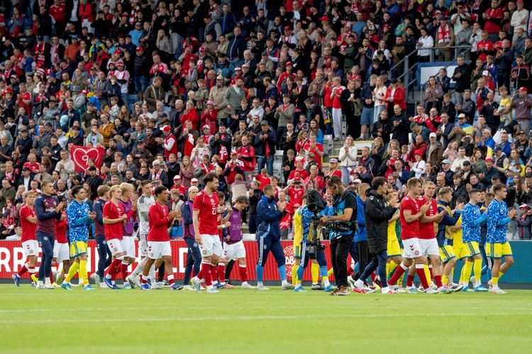 Players from Denmark's and Ukraine's greet the fans after Denmark's midfielder #10 Christian Eriksen collapse during the football international friendly match between Denmark and Ukraine at Odense Stadium in Denmark, on June 7, 2026. Christian Eriksen collapsed during Denmark's friendly against Ukraine on June 7, 2026, five years after he suffered a cardiac arrest during the European Championships. (Photo by Bo Amstrup / AFP) / Denmark OUT