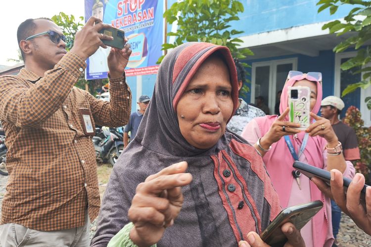 Sumira (51) Warga Kalukku, Sulawesi Barat usai menyampaikan keluhannya kepada Menko Perekonomian Airlangga Hartarto soal penyaluran bansos di wilayahnya, Jumat (26/1/2024).