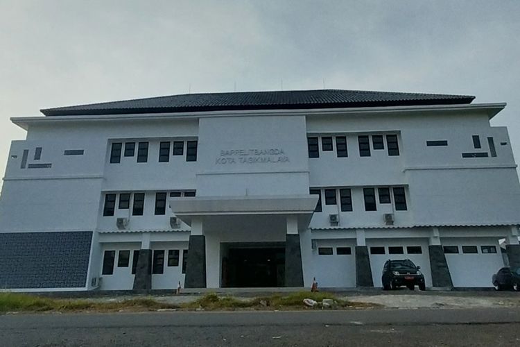 Gedung Bappeda Kota Tasikmalaya, Jawa Barat, terlihat sepi usai pimpinannya diamankan polisi dan positif narkoba jenis sabu-sabu, Jumat (17/3/2023).