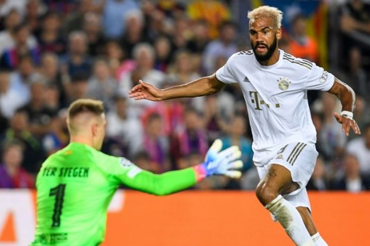 Eric Maxim Choupo-Moting (kanan) mencetak gol ke gawang Marc-Andre ter Stegen dalam laga Barcelona vs Bayern Muenchen pada matchday kelima Liga Champions 2022-2023 yang digelar di Stadion Camp Nou, Rabu (26/10/2022) malam waktu setempat.