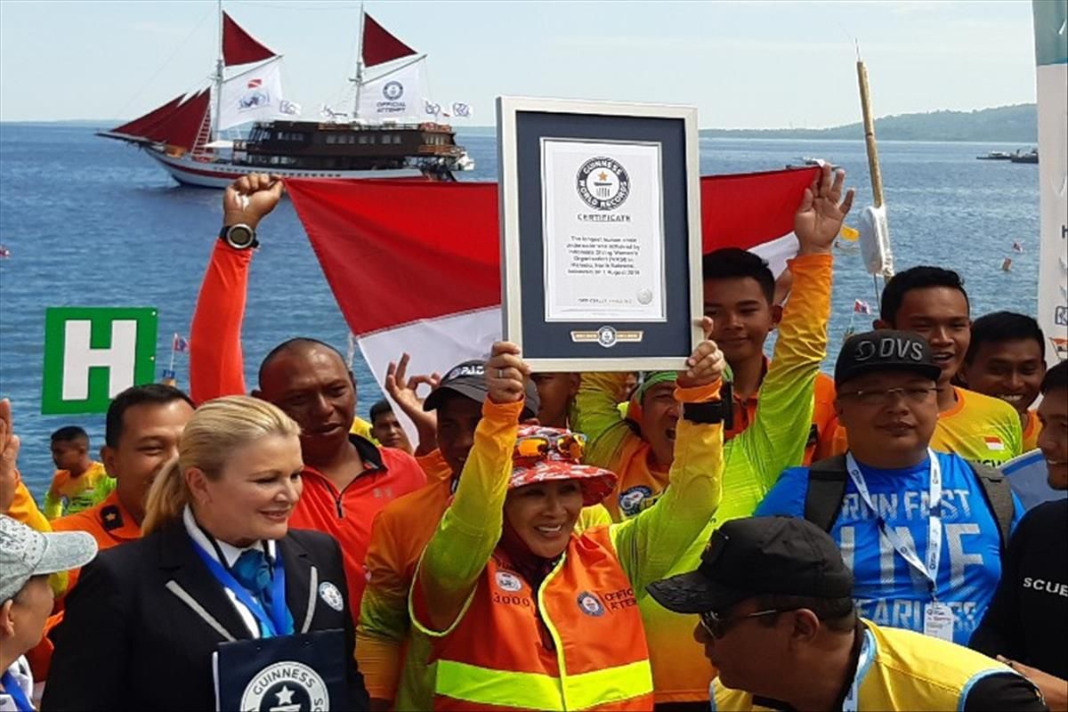 Ketua WASI, Tri Tito Karnavian saat menerima sertifikat dari Guinness World Records (GWR), di Pantai Kawasan Megamas Manado, Sulut, Kamis (1/8/2019)