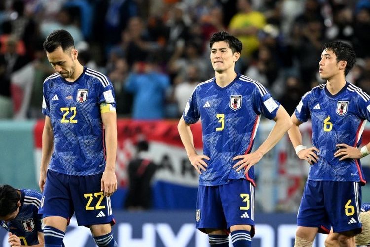 Kekecewaan para pemain Jepang setelah tersingkir dari Piala Dunia 2022. Jepang gugur di babak 16 besar Piala Dunia Qatar setelah tumbang lewat adu penalti kontra Kroasia pada Senin (5/12/2022) malam WIB.