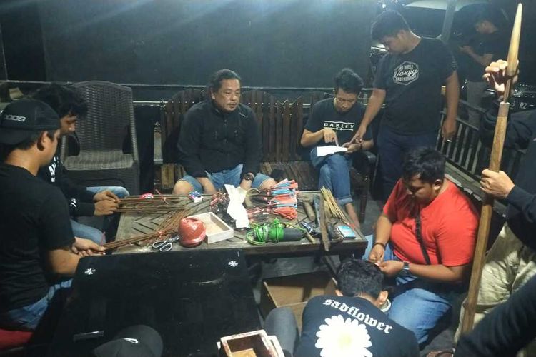 Aparat kepolisian yang mengamankan barang bukti hasil penggerebekan gudang pembuatan senjata tajam jenis anak panah busur di kawasan Jalan Pannampu, Kecamatan Tallo, Kota Makassar, Sulsel, pada Kamis (27/4/2023) malam