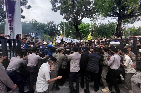 Demo Kenaikan Harga BBM, Massa Paksa Masuk ke Balai Kota DKI