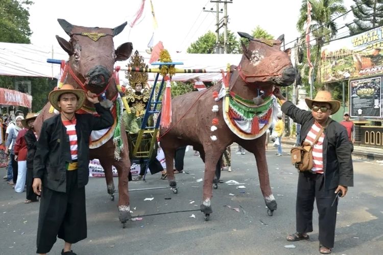 Karnaval SD di Bangkalan, Patung Karapan Sapi Raksasa Jadi Daya Tarik