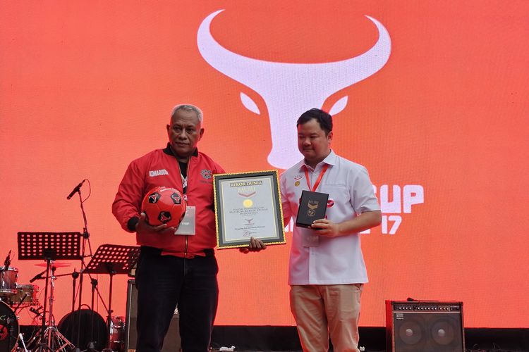 Ketua Bidang Kehormatan PDI-P Komarudin Watubun mewakili PDI-P menerima rekor MURI atas dribel 10.000 bola secara bersama-sama di Stadion Utama GBK, Jakarta, Jumat (3/11/2023) dalam final Liga Kampung Soekarno Cup.