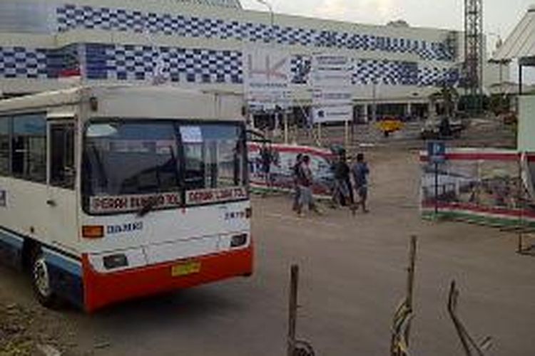 Bus gratis siaga di depan terminal penumpang Pelabuhan Tanjung Perak Surabaya. 
