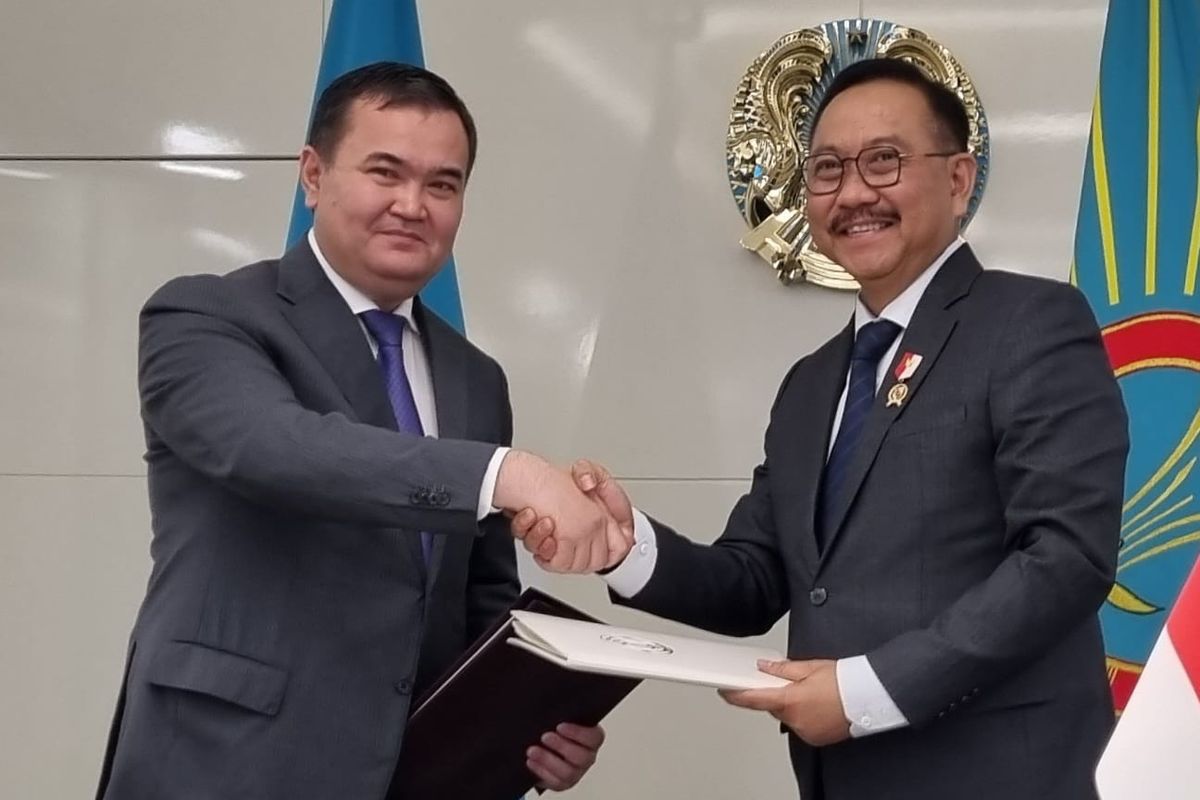Kepala Otorita IKN Bambang Susantono bersama Gubernur Astana Zhenis Kassymbek meneken Nota Kesepahaman terkait kerja sama Ibu Kota di Astana, Kazakhstan, Selasa (4/7/2023).