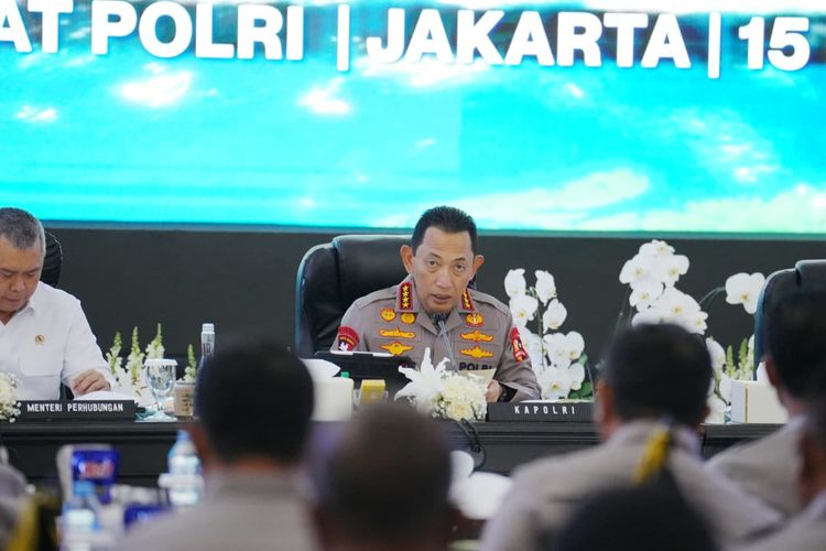 Kapolri Jenderal Listyo Sigit Prabowo dalam rapat koordinasi (rakor) lintas sektoral di Gedung Perguruan Tinggi Ilmu Kepolisian (PTIK), Jakarta Selatan, Senin (15/12/2025).