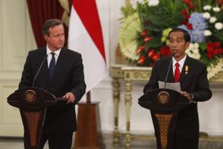 Presiden Joko Widodo (kanan) dan  Perdana Menteri Inggris David Cameron memberikan keterangan pers usai pertemuan bilateral di Istana Merdeka, Senin (27/7/2015) petang. Kunjungan kali ini difokuskan Cameron untuk meningkatkan kerja sama Inggris dengan negara-negara Asia Tenggara.
