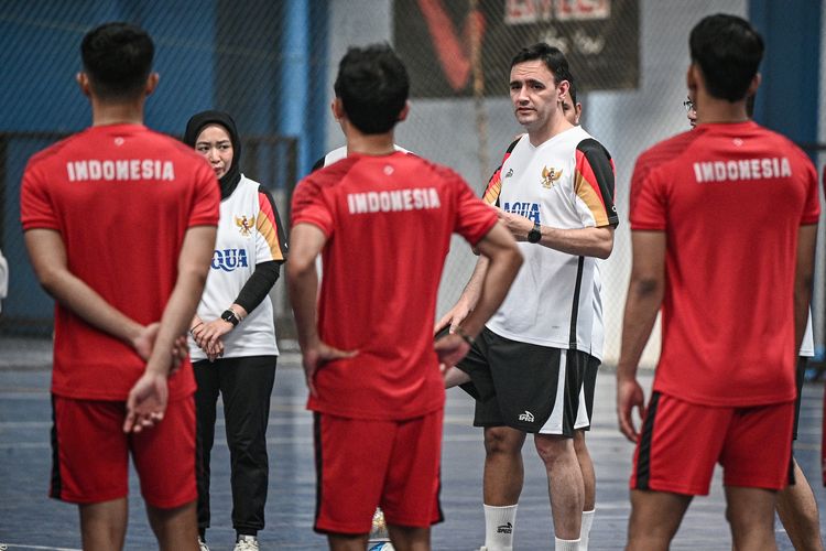 Pelatih Timnas Futsal Indonesia Hector Souto (kedua kanan) memberikan arahan kepada anak asuhnya saat sesi latihan di Tifosi Sport Center, Jakarta, Jumat (28/11/2025). Timnas Futsal Indonesia resmi memanggil 20 pemain untuk mengikuti pemusatan latihan jelang SEA Games 2025 di Thailand yang berlangsung pada 9-20 Desember 2025. ANTARA FOTO/Fauzan/rwa.