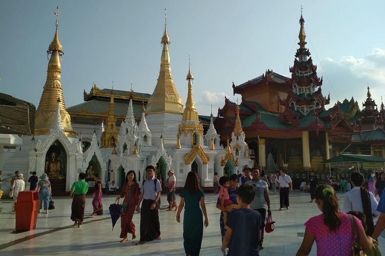 Masyarakat dan turis di Pagoda Shwedagon, Yangon, Myanmar di sore hari.