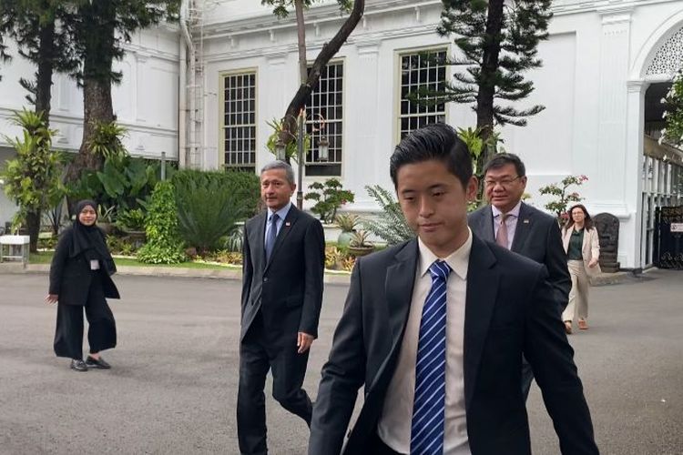 Menteri Luar Negeri (Menlu) Singapura Vivian Balakrishnan (kiri) menemui Presiden Joko Widodo di Istana Kepresidenan Jakarta, Jumat (26/4/2024).