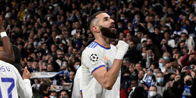 Karim Benzema setelah mencetak gol dalam pertandingan Real Madrid vs Chelsea pada leg kedua perempat final Liga Champions 2021-2022 di Stadion Santiago Bernabeu, Rabu (13/4/2022) dini hari WIB. 