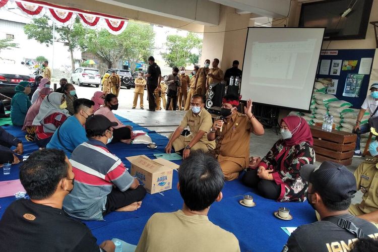 Plt Bupati Nganjuk Marhaen Djumadi (memakai ikat kepala) berdialog dengan PKL A Yani yang terkena dampak proyek pedestrian di Pasar Wage Baru Nganjuk, Selasa (21/9/2021).