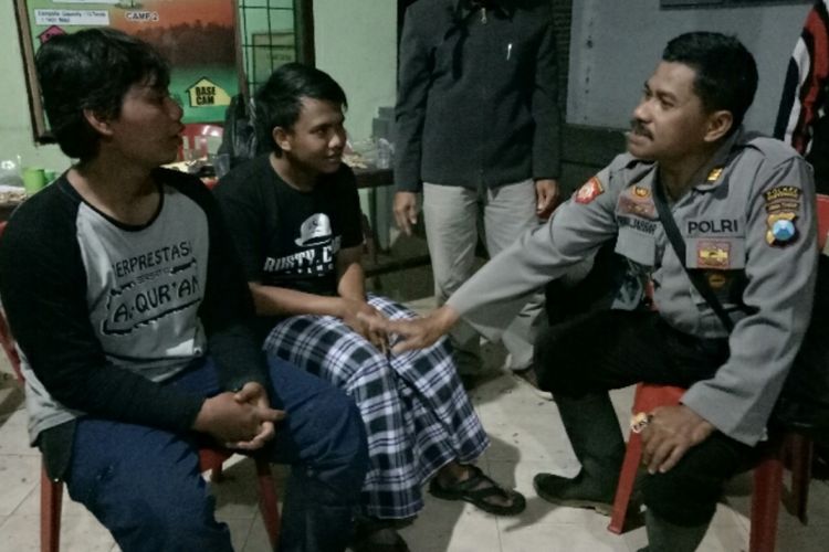 Kedua rekan Zaki, Sholahudin dan Bayu Alfarizi di basecamp Dusun Wonorejo Desa Kalibaru Wetan Kecamatan Kalibaru