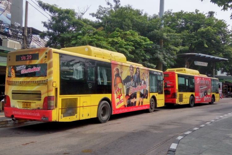 Salah satu bus kota yang sedang melintas di Bangkok, Thailand.